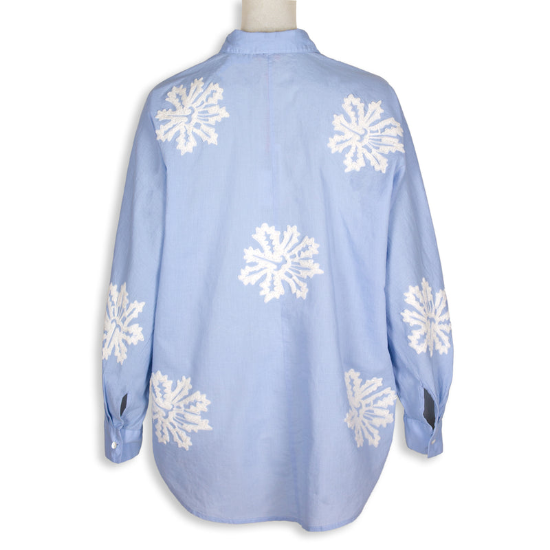 Rubicon BLOOM hellblaue Bluse mit weisser Stickerei