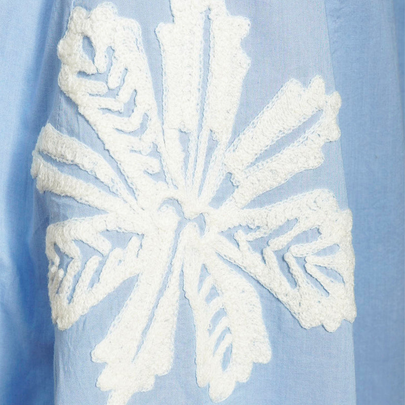 Rubicon BLOOM hellblaue Bluse mit weisser Stickerei